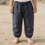 아기 조거팬츠 추천 편안한 실내복 데일리 선택 방법 편안하게 움직이는 아이가 조거팬츠를 입고 있는 모습
