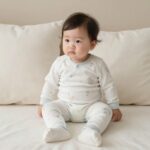 아기 봄 레깅스 추천과 사이즈 고르는 법 아기가 편안하게 누워 있는 봄 실내복 배앓이방지 레깅스