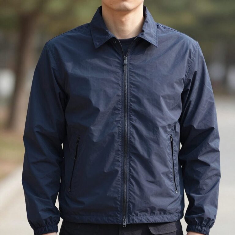 폴로랄프로렌 새틴 소재 바시티 자켓을 입은 스타일