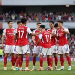 아스날 선수들이 챔피언스리그 8강 승리를 자축하는 모습