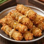 바삭하게 튀겨진 냉이튀김 접시