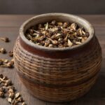 목련꽃 개화 시기와 건강한 차로 즐기는 법 말린 목련 꽃봉오리와 우려낸 목련꽃차가 담긴 찻잔