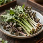 접시에 담긴 신선한 취나물과 칼슘, 칼륨, 비타민 아이콘이 함께 배치된 사진