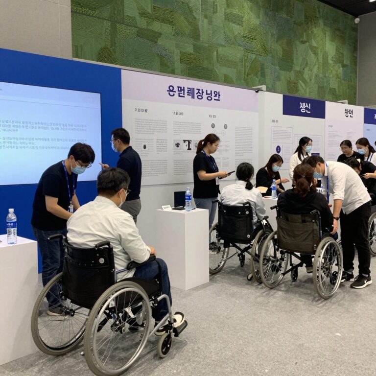 장애인의 날 행사장 내 다양한 체험 부스와 참석자들이 교류하는 모습