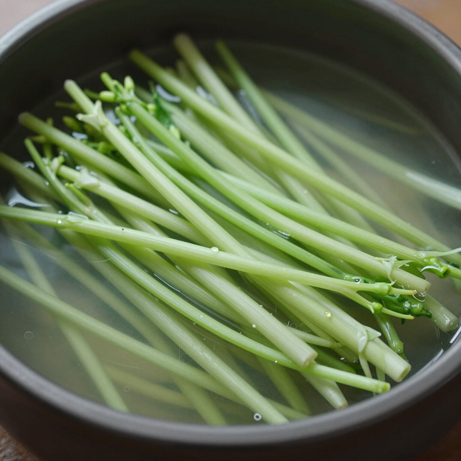 싱싱한 청포도가 대리면 그릇에 담겨 있는 모습