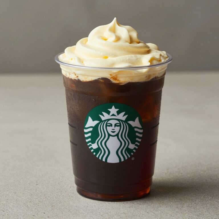 스타벅스 피스타치오 크림 콜드브루 투명 컵에 담긴 비주얼, 연두색 크림과 검정색 커피의 그라데이션