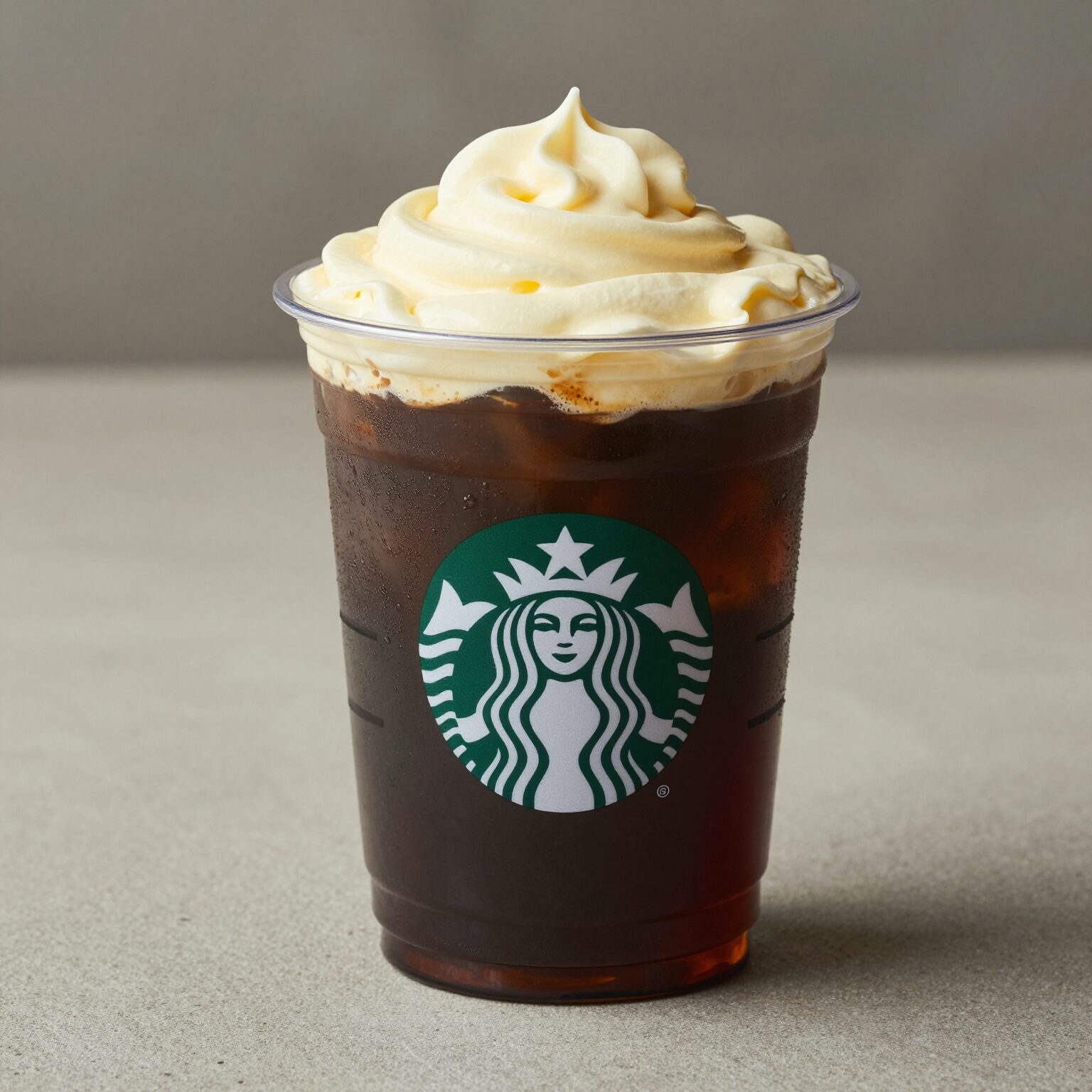 스타벅스 피스타치오 크림 콜드브루 투명 컵에 담긴 비주얼, 연두색 크림과 검정색 커피의 그라데이션