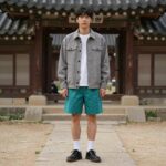 리버클래시반팔 여름 스타일링 완성 리버클래시반팔 오버핏 클립 자카드 하프 셔켓을 입고 청바지와 더비슈즈를 매치한 남성 스타일링 사진